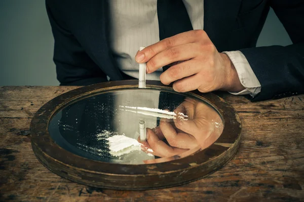 Businessman snorting cocaine — Stock Photo, Image