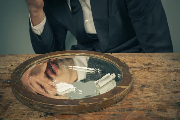 Businessman snorting cocaine — Stock Photo, Image