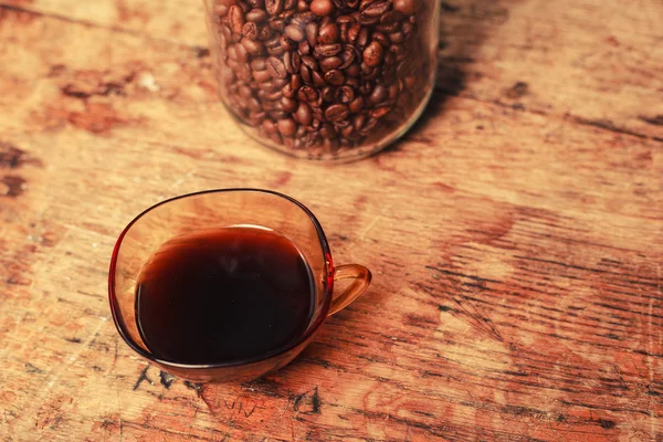 コーヒーのカップと豆の壷 — ストック写真