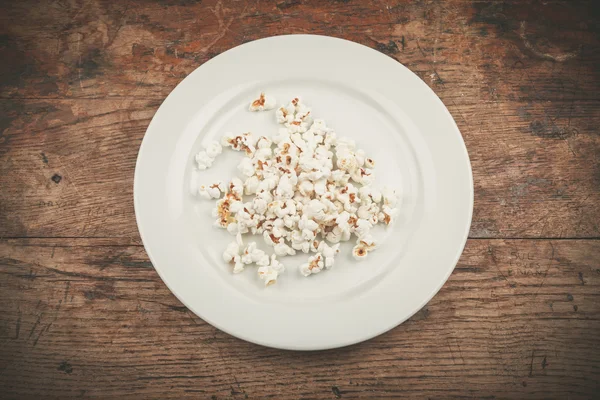 Teller mit Popcorn — Stockfoto