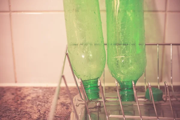 Reciclagem de garrafas de plástico em casa — Fotografia de Stock