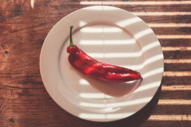 kırmızı biber ve bir tabak