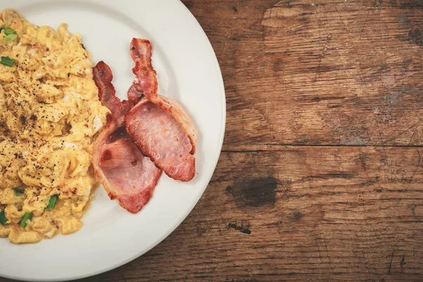 Bacon and scrambled eggs — Stock Photo, Image