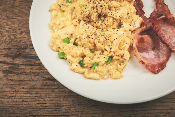 Bacon and scrambled eggs — Stock Photo, Image