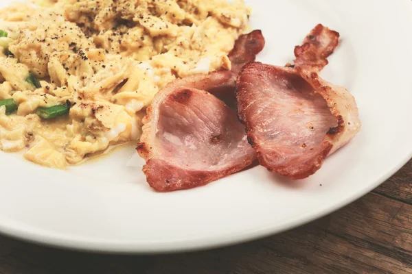 Bacon and scrambled eggs — Stock Photo, Image