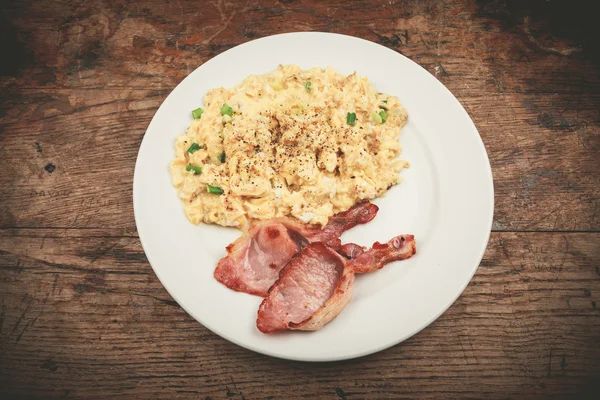 Bacon and scrambled eggs — Stock Photo, Image