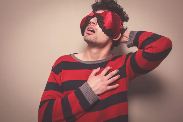 Homem com sutiã no rosto tocando seu peito — Fotografia de Stock