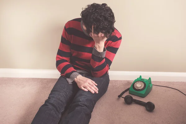 Trauriger Mann mit Telefon — Stockfoto