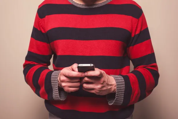 Hombre joven usando el teléfono inteligente — Foto de Stock