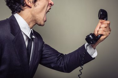 telefonda kızgın işadamı