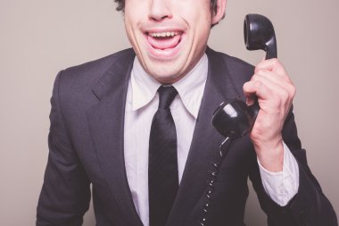 Telefondaki mutlu iş adamı.