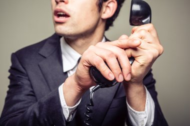 telefon kapsayan iş adamı
