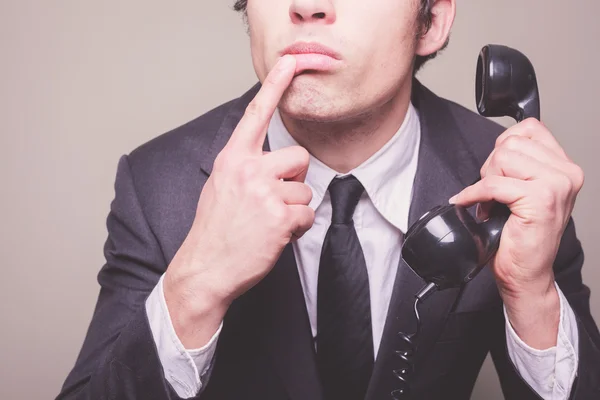 El hombre de negocios en el teléfono está pensando —  Fotos de Stock