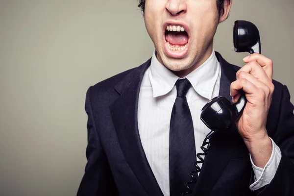 Wütender Geschäftsmann am Telefon — Stockfoto