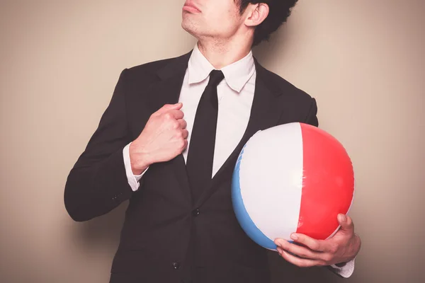 Geschäftsmann mit Beachball — Stockfoto