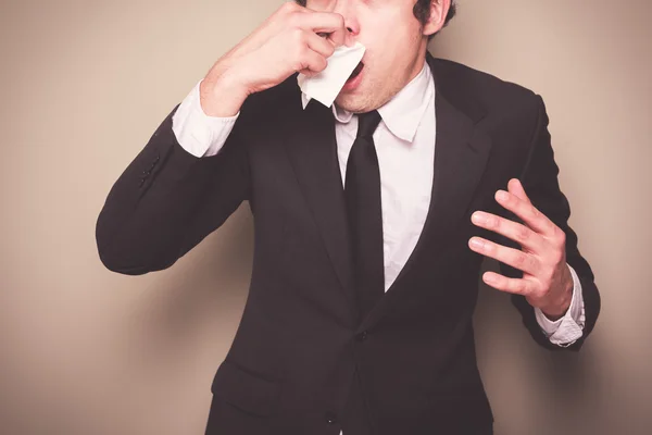 Homem de negócios a espirrar — Fotografia de Stock