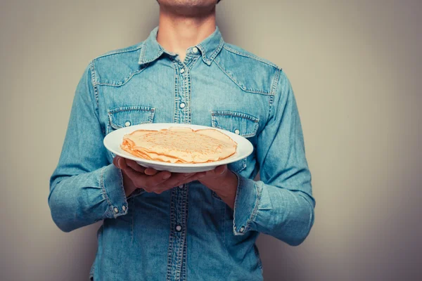 Homem com pilha de panquecas — Fotografia de Stock