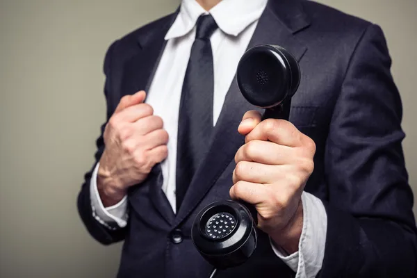 Geschäftsmann übergibt Telefon — Stockfoto