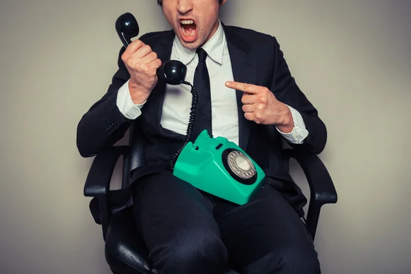 Uomo d'affari arrabbiato al telefono — Foto Stock