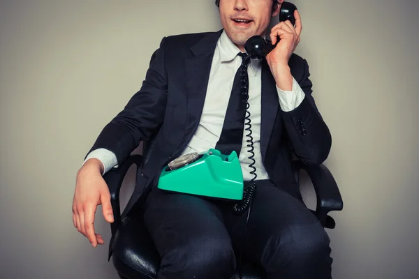 Раздражённый бизнесмен по телефону — стоковое фото