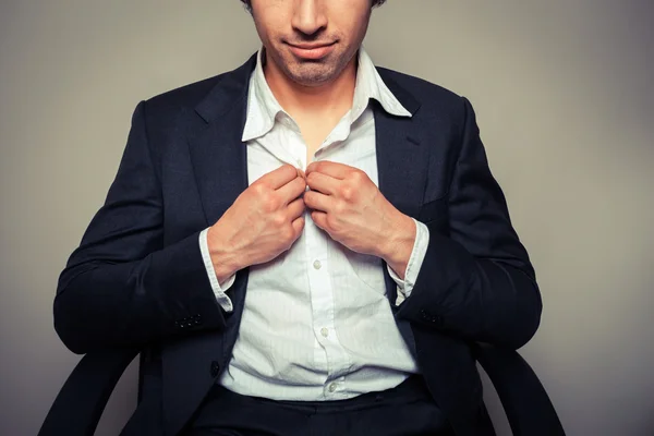 Businessman buttoning his shirt — Stock Photo, Image