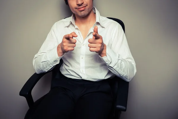 Casual jonge zakenman in stoel van het Bureau — Stockfoto