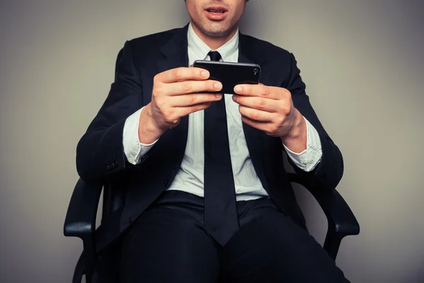 Empresario usando teléfono inteligente — Foto de Stock