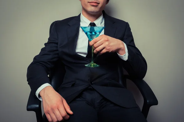 Homme d'affaires avec cocktail — Photo