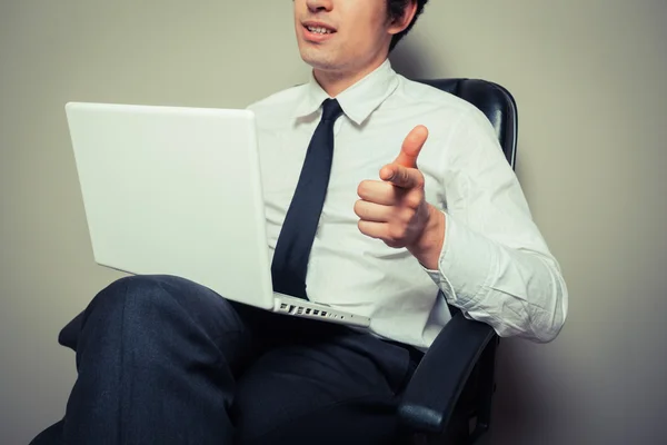 Vertrouwen jonge businesman wijzen — Stockfoto