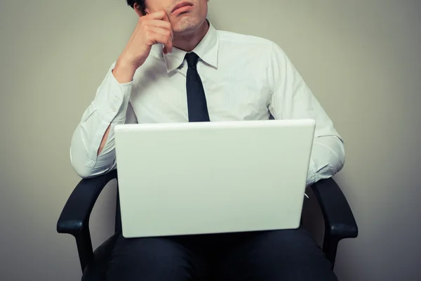 Podnikatel sedí v kanceláři křesle a myšlení — Stock fotografie