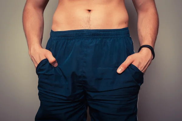 Ταιριάζει το νεαρό άνδρα με τονισμένο στομάχι — Φωτογραφία Αρχείου