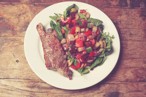 Sığır filetosu biftek ve salata — Stok fotoğraf