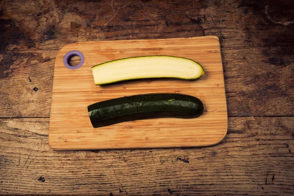 Courgette em tábua de cortar — Fotografia de Stock