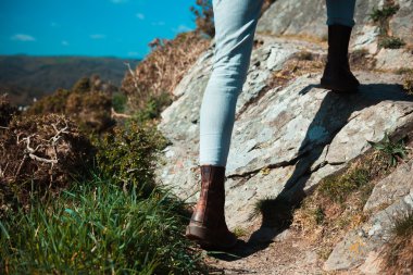 Dağlarda yürüyen genç bir kadın