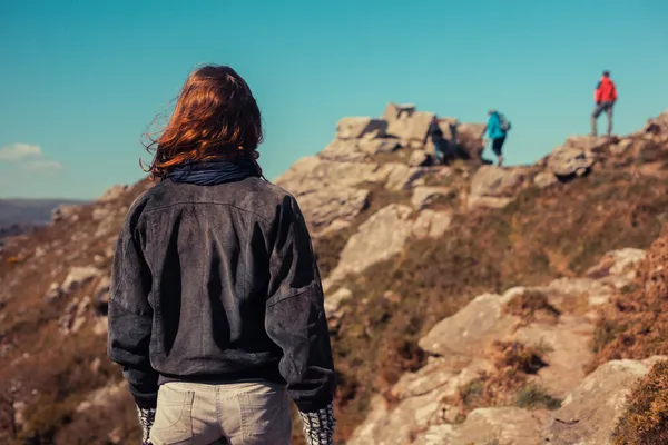 若い女性の山でトレッキング — ストック写真