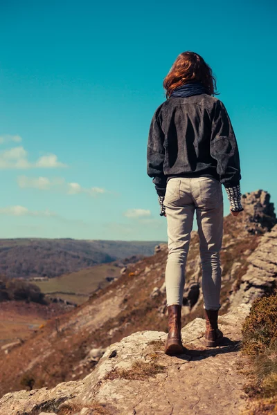 Jeune femme marchant dans les montagnes — Photo