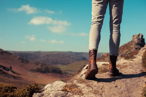 Jovem mulher andando nas montanhas — Fotografia de Stock