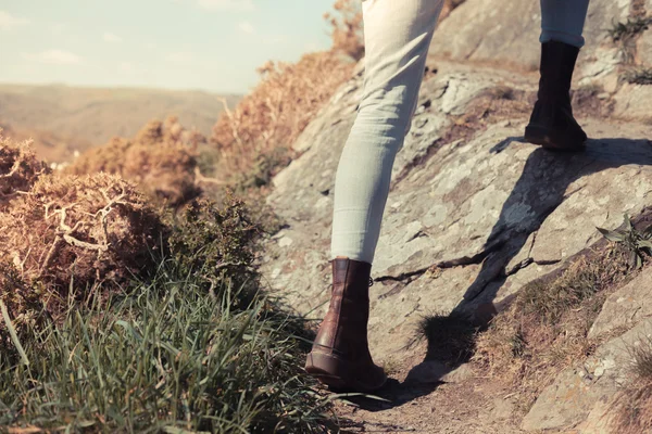 Ung kvinna går i bergen — Stockfoto