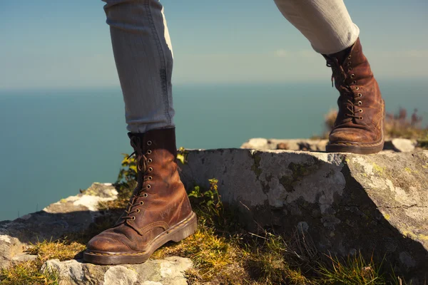 Mujer joven caminando en las montañas —  Fotos de Stock