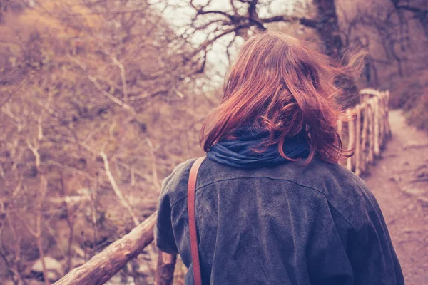 Jeune femme marchant dans la forêt — Photo