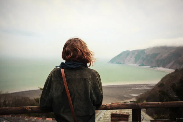 Jeune femme admirant la vue sur la mer — Photo