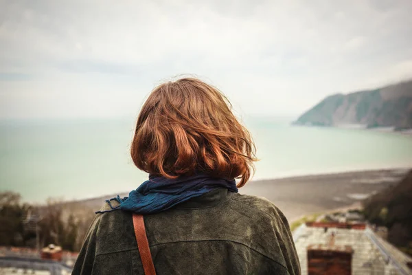 Jeune femme admirant la vue sur la mer — Photo