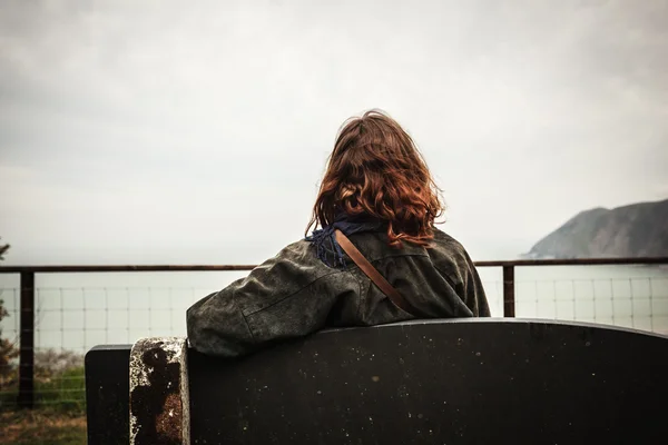 Jonge vrouw bewonderen de zeezicht — Stockfoto