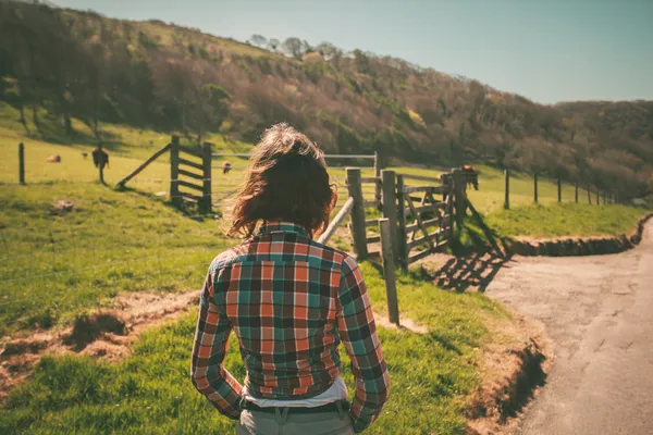 Jonge vrouw op een ranch — Stockfoto
