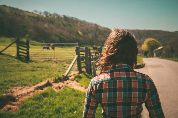年轻的女子在一个牧场 — 图库照片