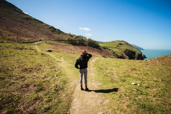 Une jeune femme à la croisée des chemins — Photo