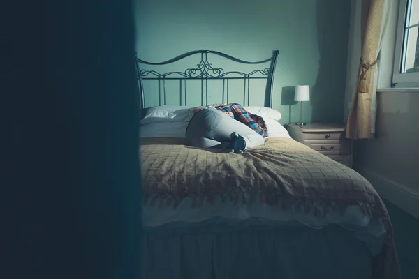 Donna triste su un letto — Foto Stock