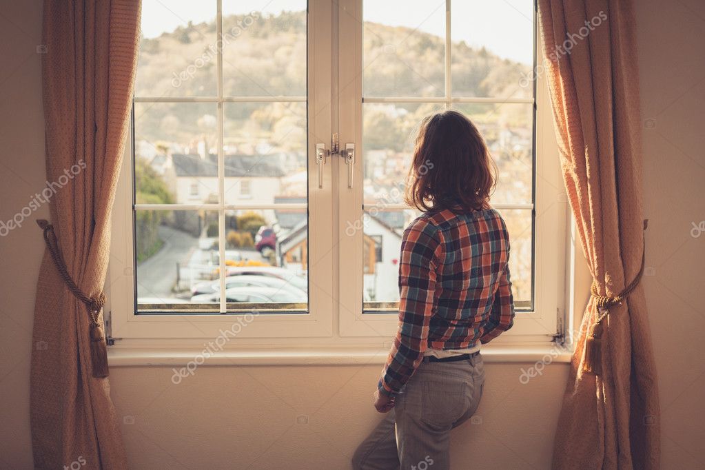 Junge Frau aus dem Fenster schauen — Stockfoto © lofilolo