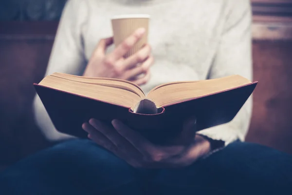 Man lezen en drinken uit paper cup — Stockfoto