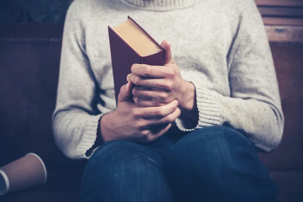 Нервный молодой человек с книгой — стоковое фото